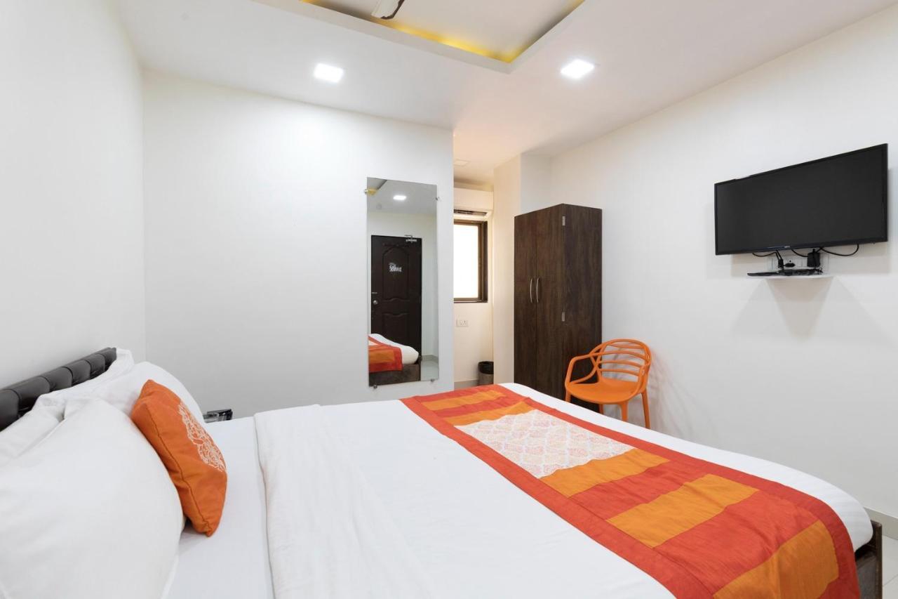 Hotel Girgoan Palace Mumbai Bagian luar foto